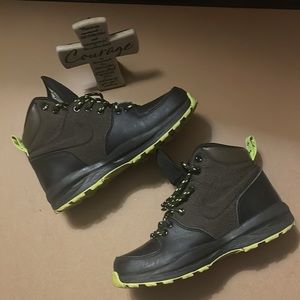 Nike ACG BOOTS. Boys Size 5.